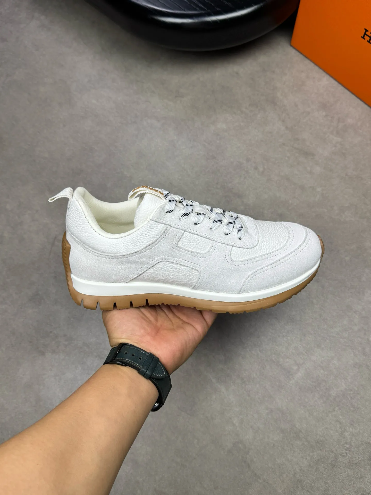 [HERMES] Hermes men's shoes 💰: 800💰 - High-end quality original items 🔍🔍🔍 casual sports shoes - Upper: 🔝 pebbled calfskin, suede calfskin, shoe body forged ´H´ totem, tongue webbing injection molded brand logo - Lining: brand canvas, foot pads; water-dyed cowhide -Outsole: Ultra-light T men's shoes 💰U foam; two-color molded outsole -Ultra-high quality control and fine workmanship: highlighted (high-end, extravagance, grade) -Size: 38-44 (45, can be customized)